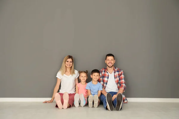 Lycklig Familj Sitter Golvet Tom Lägenhet — Stockfoto