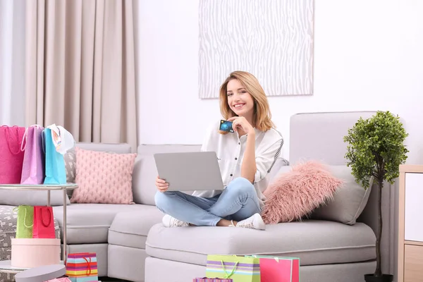 Schöne Frau Mit Kreditkarte Und Laptop Hause Online Shopping Konzept — Stockfoto