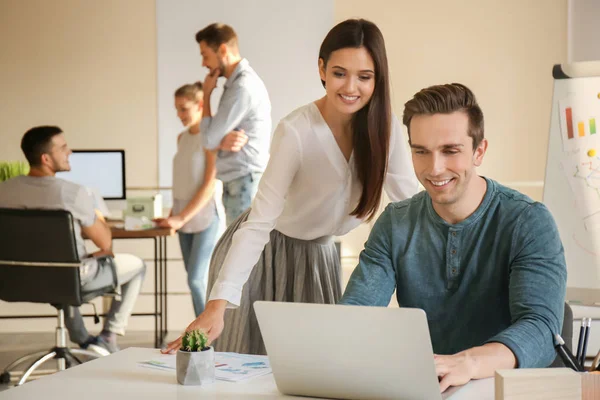 Gruppe Junger Berufstätiger Trifft Sich Büro — Stockfoto