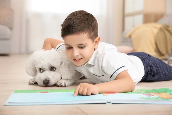 Petit Garçon Bichon Frise Chien Livre Lecture Maison — Photo