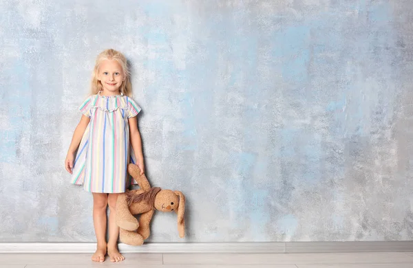 Petite Fille Mignonne Avec Lapin Jouet Près Mur Gris — Photo