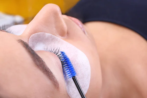 Young Woman Undergoing Eyelash Extensions Procedure Closeup — Stock Photo, Image