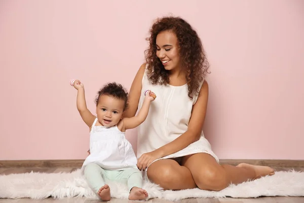 Bebê Bonito Jovem Mãe Sentada Chão Contra Parede Rosa — Fotografia de Stock