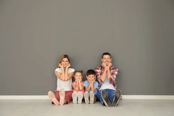 Familia Feliz Sentada Suelo Nuevo Piso Vacío — Foto de Stock