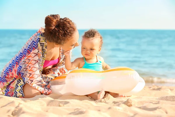 Young African American Woman Daughter Inflatable Ring Resort — Stock Photo, Image