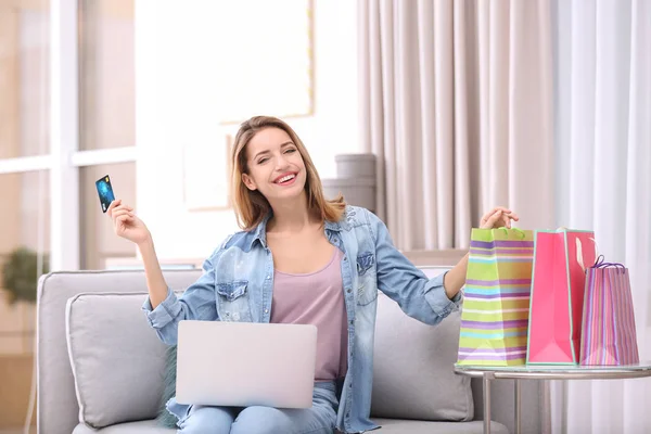 Vacker Kvinna Med Kreditkort Och Laptop Hemma Online Shopping Koncept — Stockfoto