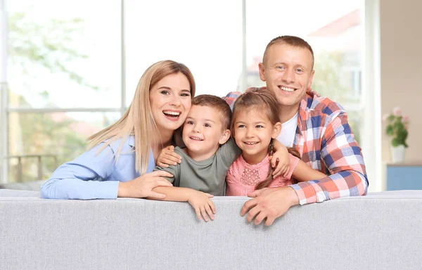 Família Feliz Sofá Casa Nova — Fotografia de Stock