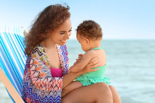 Jovem Afro Americana Com Filha Sentada Cadeira Estar Resort — Fotografia de Stock