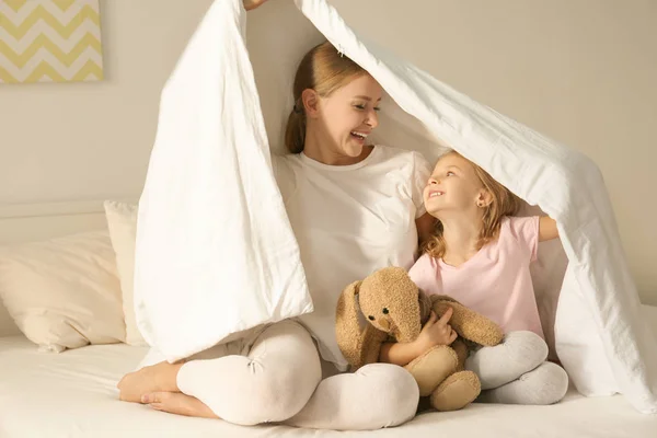 Szczęśliwa Matka Jej Córka Łóżku Pod Koc Pokoju Dzieci — Zdjęcie stockowe