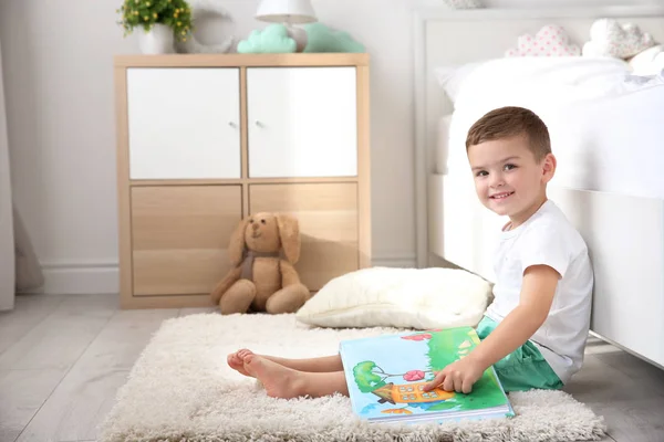 Lindo Niño Leyendo Libro Suelo Casa — Foto de Stock