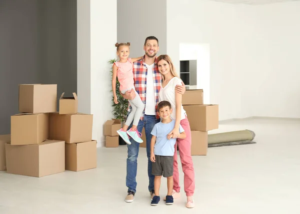 Gelukkige Familie Poseren Nieuwe Flat — Stockfoto