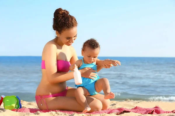 Junge Afrikanisch Amerikanische Mutter Und Tochter Mit Sonnencreme Strand Resort — Stockfoto