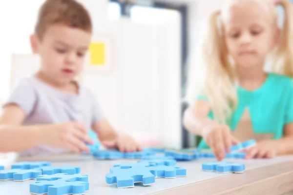 Schattige Kleine Kinderen Spelen Met Puzzel Aan Tafel Close — Stockfoto