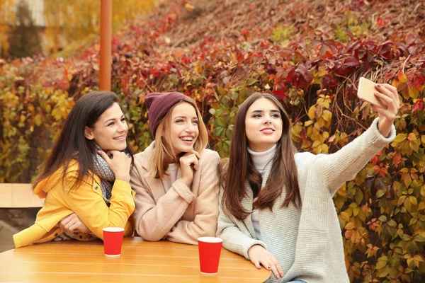 Mulheres Sorridentes Bonitas Que Tomam Selfie Café Livre — Fotografia de Stock