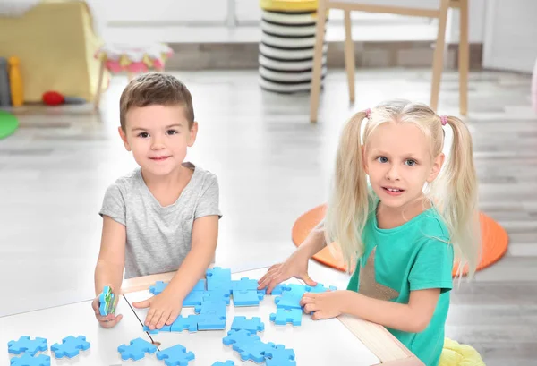 Niedliche Kleine Kinder Spielen Hause Mit Puzzle — Stockfoto