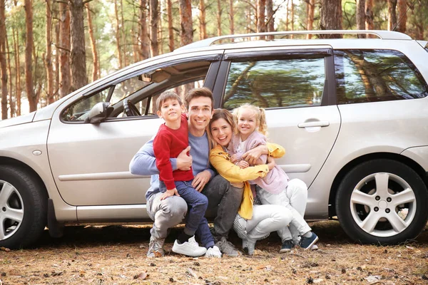 Pareja Joven Con Sus Hijos Pequeños Cerca Del Coche Bosque — Foto de Stock