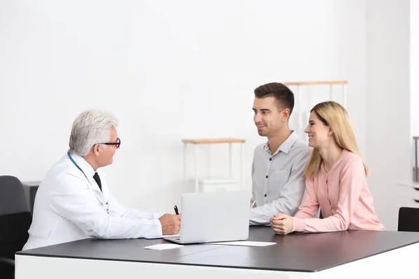 Maschio Medico Consulenza Giovane Coppia Clinica — Foto Stock