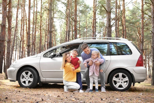 Unga Par Med Deras Små Barn Nära Bilen Tallskogen — Stockfoto