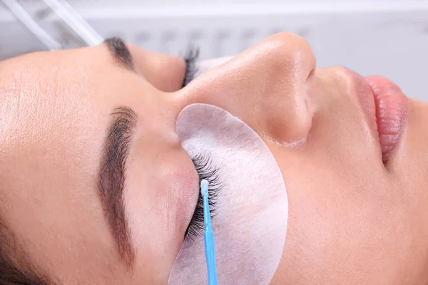 Young Woman Undergoing Eyelash Extensions Procedure Closeup — Stock Photo, Image