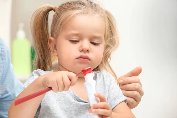 Mor Undervisning Dotter Att Borsta Tänderna Badrum — Stockfoto