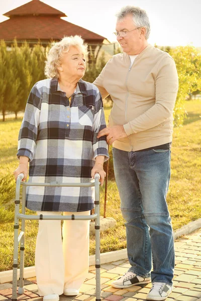 Senior Vrouw Met Wandelaars Haar Vriend Buitenshuis Thuis Zorg — Stockfoto