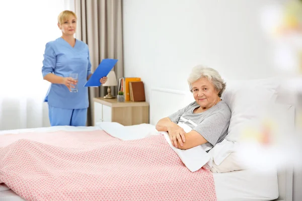 Mujer Mayor Con Cuidador Casa — Foto de Stock