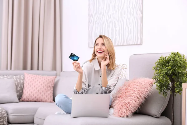 Emotionale Frau Mit Kreditkarte Und Laptop Hause Online Shopping Konzept — Stockfoto