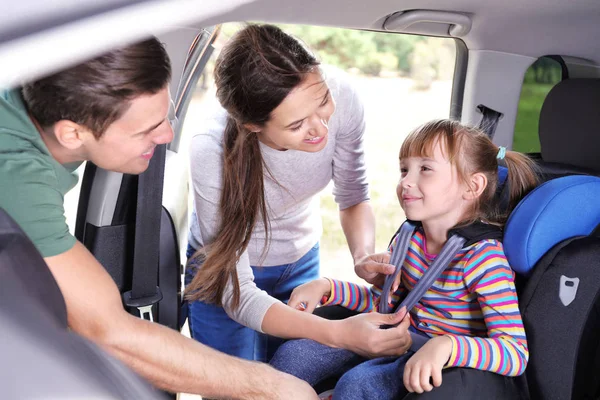 Батьки Які Кріплять Свою Дочку Допомогою Ременя Безпеки Автомобіля — стокове фото
