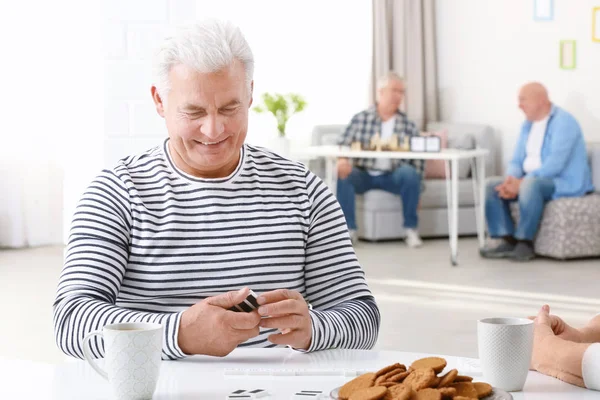 Senior Spielt Mit Freund Dominosteine Beim Frühstück Pflegeheim — Stockfoto