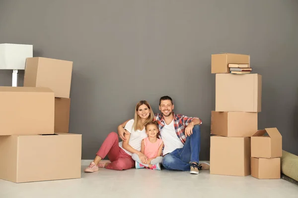 Glückliche Familie Mit Kartons Neuer Wohnung — Stockfoto