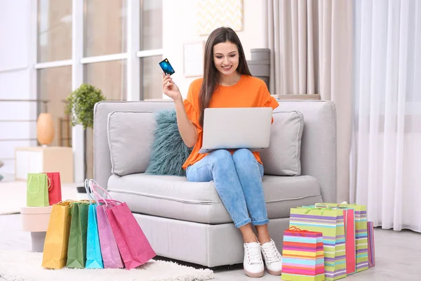 Schöne Frau Mit Kreditkarte Und Laptop Hause Online Shopping Konzept — Stockfoto