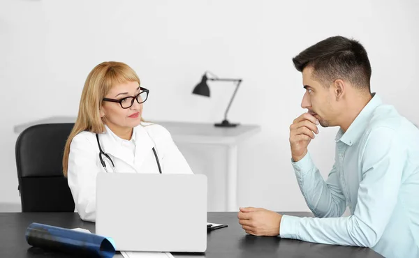 Médica Consultando Jovem Paciente Clínica — Fotografia de Stock