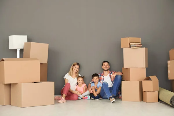 Gelukkige Familie Met Kartonnen Dozen Nieuwe Flat — Stockfoto