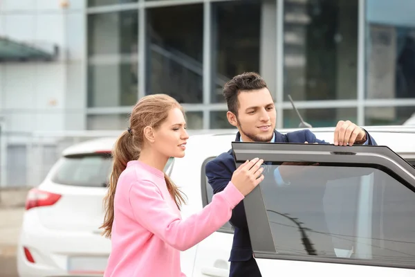 Vendedor Mostrando Coche Nuevo Cliente Aire Libre —  Fotos de Stock