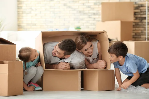 Eltern Spielen Mit Kindern Beim Auspacken Neuer Wohnung — Stockfoto