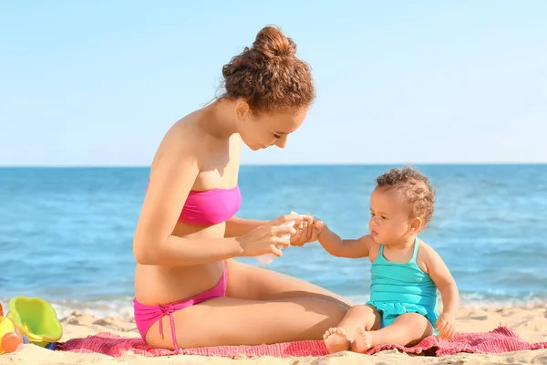 Young African American Mother Daughter Suntan Lotion Beach Resort — Stock Photo, Image