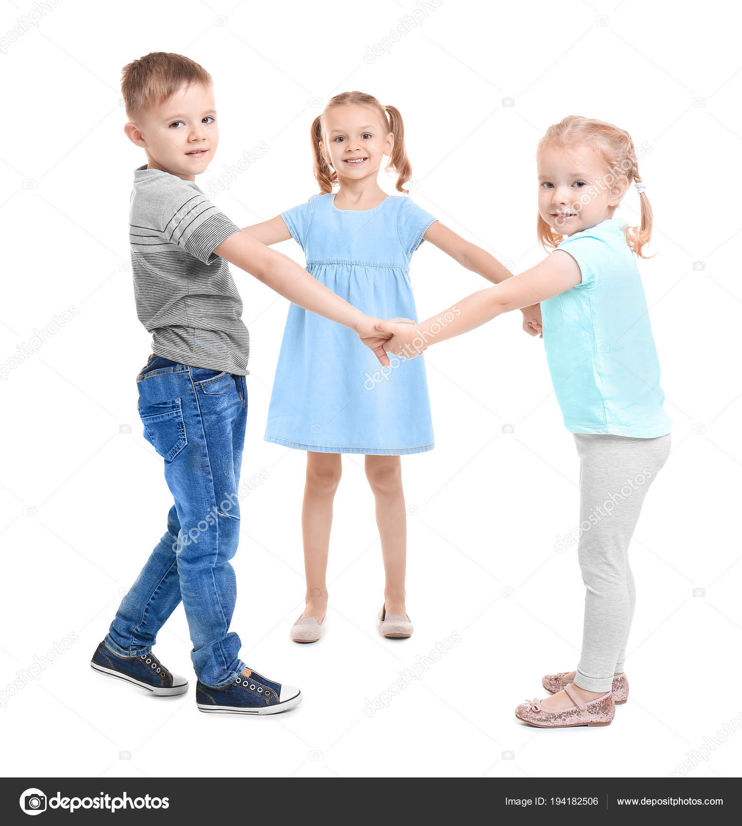 Petits Enfants Mignons Jouant Sur Fond Blanc image libre de droit par