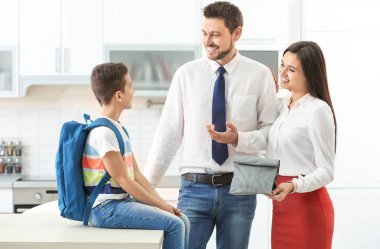 Veliler okula hazırlan oğulları yardım