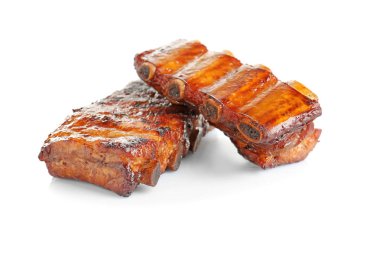 Beyaz arka plan üzerinde lezzetli ızgara kaburga