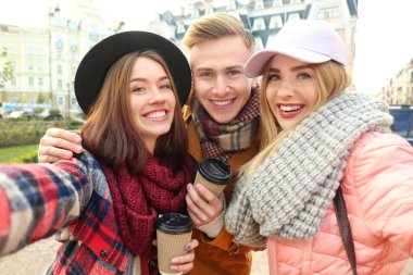 Selfie açık havada alarak genç mutlu arkadaşlar