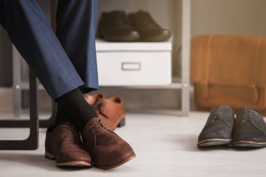 Kapalı, yeni ayakkabı giyen adam portre