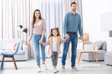 Sevimli küçük kız ailesiyle okul için hazırlanıyor