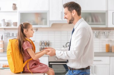 Genç Baba kızını okula hazırlan yardım