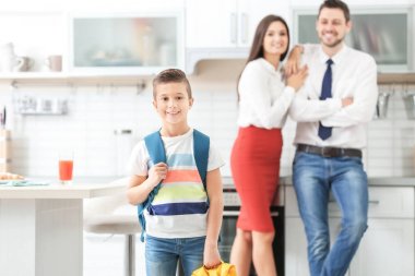 Sevimli küçük çocuk okula gidiyor sırt çantası ile
