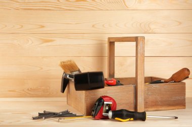 Ahşap arka plan üzerinde carpenter'ın araçlarıyla kutu
