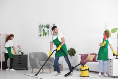 Genç temizlik hizmet uzmanları