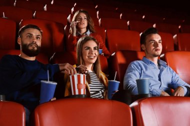 Gençler sinemada film izliyor