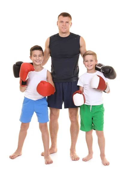 Милые Маленькие Мальчики Боксёрских Перчатках Тренер Белом Фоне — стоковое фото