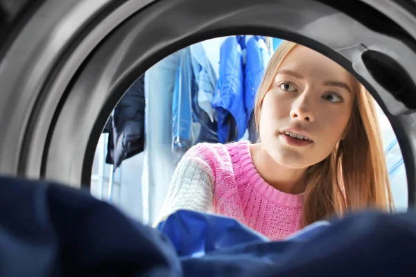 Jonge Vrouw Doen Wasserij Wasserette Uitzicht Vanaf Binnenkant Van Wasmachine — Stockfoto