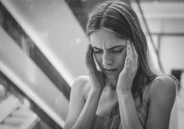 Депрессивная Молодая Женщина Помещении — стоковое фото